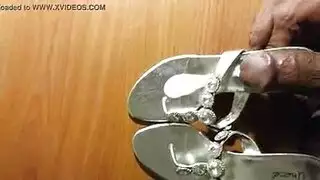 صنم الأحذية الحلوة المراهقين مص على مخزون الحذاء الوردي