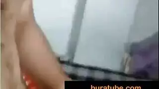 مص قضيب صلب مع فتاة هندية لإثارة رغبة الأسنان