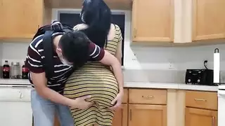 المحرمات في الحجر الصحي: الابن يمارس الجنس بقوة مع أمه