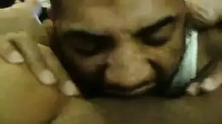 زوج يلعق فرج زوجته ويُدخل أصابعه بعمق