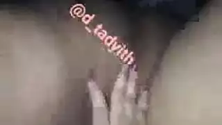 ديوث غيور يستمني بقوة بينما يملأ صديقه زوجته بالسائل المنوي