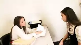 عاهرة مصرية تمارس الجنس مع عدة قضبان في علاقة جماعية