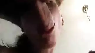 ضعف القضيب، ضعف الصرخات: علاقة ثلاثية عنيفة لمراهقة سمراء