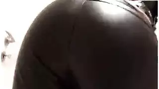 الام والعمة مع الابن