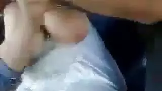عاهرة قرية تُمارس معها الجنس بخشونة من قبل شباب في رحلة ثلاثية العجلات