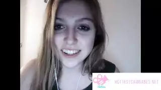 فيلم إباحي في الهواء الطلق: مراهقة محتاجة كارلي جراي تأخذ شرجًا قاسيًا في العراء