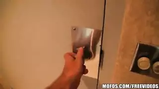 جنس حمام ساخن: يأخذها وهي تتبول