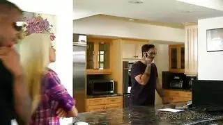 فحل أسود يملأ فرج الزوجة بينما زوجها المتلصص يشاهد