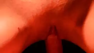 جنس في مهبل زلق ويدها على قضيبه