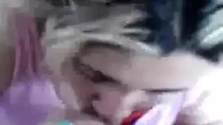 سكس عراقي هاوي خام: الزوج يوجه مشهد جنس فموي قاسي لزوجته