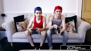النص الأصلي: الشاب المحظوظ ينيك أم صديقه الممحونة الشقراء أم بزاز كبير