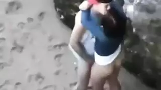 جنس جماعي علني على الشاطئ: قحبة تونسية تُستَخدم