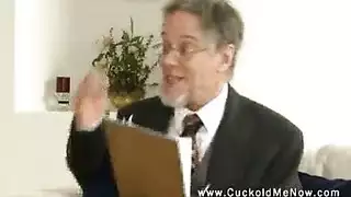 زوجة مثيرة تتوسل لجماع قاسٍ بينما الزوج يراقب