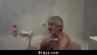 سمراء محتاجة للمال تمارس الجنس مع نفسها على الكاميرا