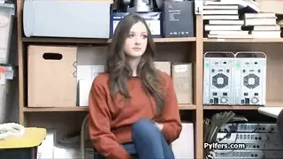 بيضاء وعيون زرقاء