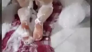 دييث ينظف طيز زوجته الممتلئة استعداداً لقضيب رجل آخر