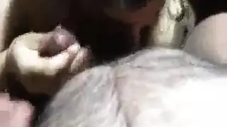 إباحية خنوع صريحة: الزوجة تبتلع سائل الرجل الخليجي