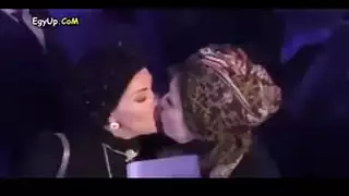 فتيات محجبات مثيرة تتبادل القبلات العميقة وأكثر