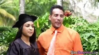 للتو خرجت من المدرسة، وهي تركب قضيب زوج أمها