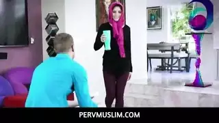 المراهقة العربية الشقية تحصل على كريم باي شرجي من زوجها المستقبلي