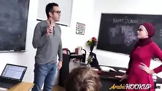 كس الطالب المبلل يمتلئ بقضيب المعلم السميك