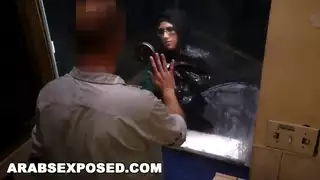 ملكة عربية جشعة تفتح ساقيها مقابل المال في موتيل مقرف