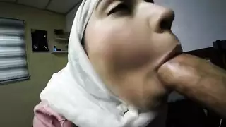 أقذف حمولة ساخنة في فمها العربي