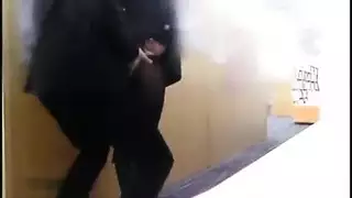 وقحة آسيوية بشعر ملون تظهر فرجها المبلل قبل المضاجعة