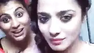 وحيدة في المنزل ومثارة: أوليفيا الشقراء تخترقها قضيبان من شابين