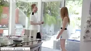 تدخل ع اخوها بالحمام