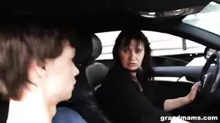 امرأة ناضجة تبلع سائل الشاب بعد الجنس في السيارة والشارع