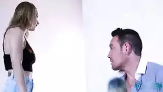 جنس عنيف: كاسي تمارس الجنس بقوة في القبو