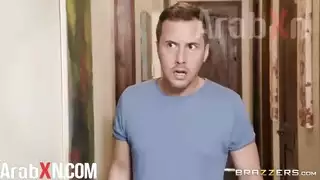 زوجة أب ناضجة تحصل على مساعدة عميقة من شاب مثير