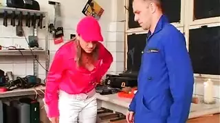 مواجهة مص قضيب: رجال يواجهون قضيبًا صناعيًا مثبتًا