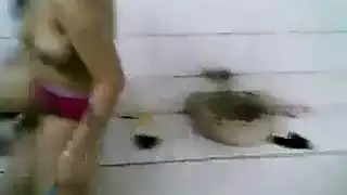 في حمام رجال عام