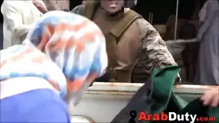 فرج العربية المحجبة يتمدد بقضيب الجندي الكبير