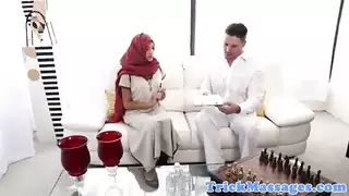 مشهد إباحي: فتاة عربية تمارس جنساً وحشياً على طاولة التدليك