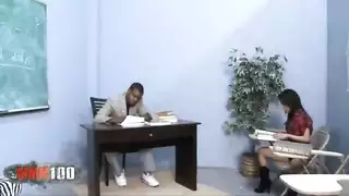 إلهة عربية رفيعة في اختراق عميق قاسي مع قضيب أسود ضخم