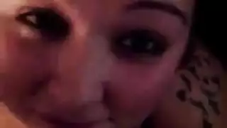 عاهرة شهوانية يتم توجيه الديك لوجهها ثم دفعها بقسوة في فتحتها