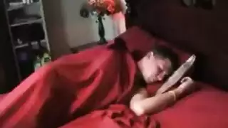 زوجة الأب الناضجة تعلم المراهقة لعق الفرج الساخن