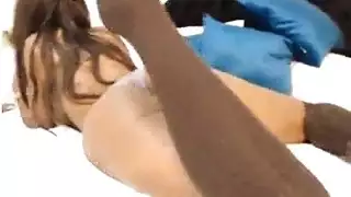 نجم إباحية إبنوس بحلمات مثقوبة يقدم مصة وركوب إباحي