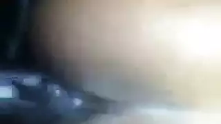 جميلة سمراء ذات شعر مجعد تمص بقوة بينما تُضاجع بقضيب سمين