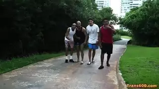 جنس جماعي صعب مع شيميل: أربعة رجال يثقبون ثقبًا ضيقًا