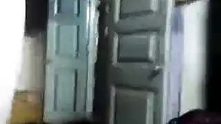 امرأتان تقبيلان بعضهما البعض أمام رجل كلاهما كلاهما