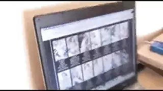 عاهرة سمراء رائعة تتعامل مع قضيبين في مشهد ثلاثي قاسي مع الأصدقاء