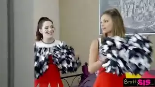 الامهات تعلم ابنه