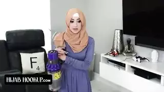 مراهقة ترتدي الحجاب تبتلع قضيبًا ضخمًا ثم تُضاجع بعنف