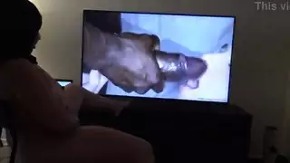 الخادمة التركية ليست خائفة من مشاهدة المواد الإباحية للمثليين والديك الأسود الكبير