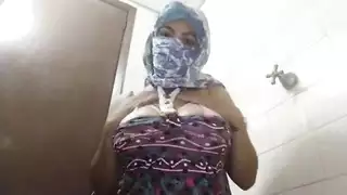 هواة عربية حقيقية تجعل كسها رطبًا ودسمًا على الكاميرا