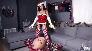 ثنائي إباحي صارم يمارس الجنس بقضيب اصطناعي منحني في مشهد إكس إكس إكس